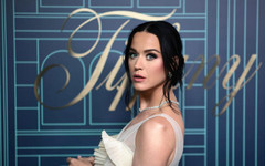 Кейти Пери хвърли кредитната си карта във фонтана "Треви" в Рим