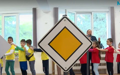 "Пресичам безопасно": Полицаи показват на деца основните правила за правилно поведение на пътя