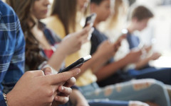 Англия въвежда забрана за смартфони в училищата