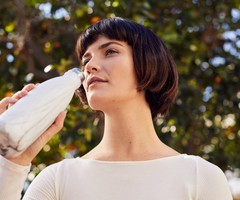 Микробиолози разкриха колко често трябва да изплакваме бутилката си за вода