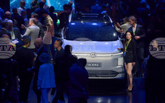 Китай ще ускори прехода към електромобили заради поскъпването на петрола, заяви член на борда на "Фолксваген", отговарящ за азиатската държава