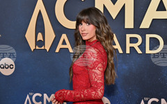 Ела Лангли с Choosin' Texas остава на първо място за 7-ма седмица в класацията на "Билборд" за сингли