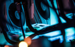 Биткойн миньорите напускат кораба със спасителната лодка на АІ