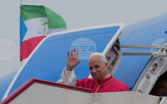 Папа Лъв XIV пристигна в Екваториална Гвинея; почете предшественика си Франциск на първата годишнина от кончината му