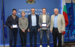 Министър Димитър Илиев награди състезателя по тенис на маса Йоан Величков