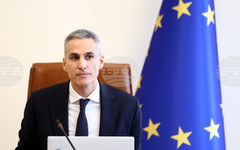 Успешното въвеждане на тактилни шаблони за незрящи обсъдиха на среща служебният премиер Андрей Гюров и омбудсманът Велислава Делчева