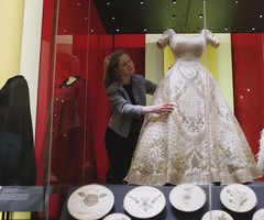 Пет емблематични тоалета на кралица Елизабет II