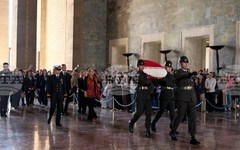 Българска делегация от дарители за построяване на училище в Хатай поднесе венец в Мавзолея на Ататюрк в Анкара