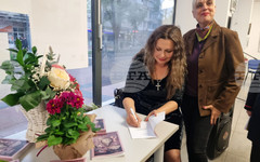 "След полунощ" събра поезия и музика: Вили Русева представи втората си стихосбирка в Ямбол