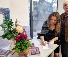 "След полунощ" събра поезия и музика: Вили Русева представи втората си стихосбирка в Ямбол