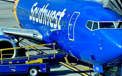 Командир на Boeing нокаутиран при излитане от падащо оборудване в кабината