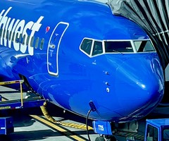 Командир на Boeing нокаутиран при излитане от падащо оборудване в кабината