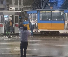 Два трамвая се удариха на бул. "Константин Величков" в София, един пътник е ранен