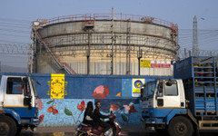 Китай и Индия изчерпват алтернативите на петрола от Ормузкия проток