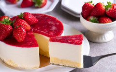 Ефирна, свежа и неустоима: Рецепта за перфектната ягодова торта