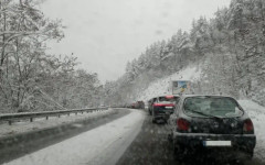 Сняг вали на проходите Превала и Пампорово