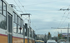 Катастрофа затруднява движението между кола и трамвай в София