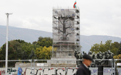 Махат скелето на паметника на Съветската армия