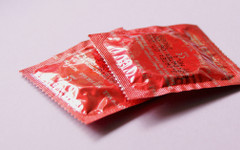 Цените на презервативите може да скочат с 30% заради войната с Иран