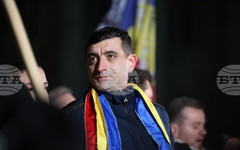 Лидерът на крайнодесния опозиционен Алианс за обединение на румънците Джордже Симион поздрави Румен Радев за изборната победа