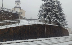 Зимна приказка през април: Родопско село осъмна със значителна снежна покривка