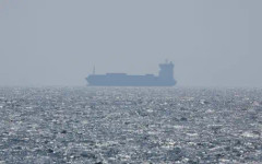 На собствен риск! Азиатски кораби ще подновят преминаването през блокирания Ормузки проток