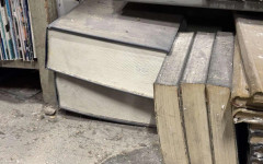 Книгите загиват в Националната библиотека, спират течове с кошчета и саксии