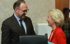 В битка с енергийната криза ЕК предлага ваучери за смяна на котли с термопомпи и по-нисък ДДС за солари и батерии