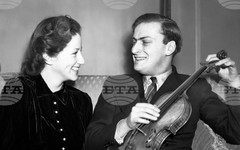 Сега знам, че има Бог на небето, казва Айнщайн за изпълненията на цигуларя Йехуди Менухин, от чието рождение се навършват 110 години