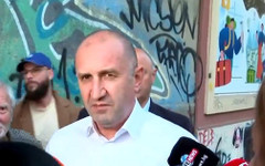 Радев няма да стане новият Орбан. Не защото не иска, а защото не може