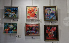 Писателката и художничка Първолета Маджарска подреди първата си самостоятелна изложба в галерия "Марин Гогев" в Перник