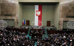 Израел призова Полша да предприеме действия срещу крайнодесен депутат, разпънал в полския парламент израелско знаме със свастика