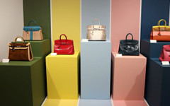 Рядка чанта Birkin с два подписа на актрисата отива на търг