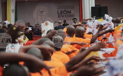 Папа Лъв XIV посети затвор сред скандирания "Свобода" в последния ден от визитата си в Африка