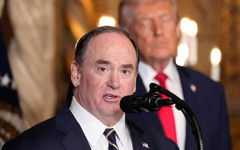 Министърът на Военноморските сили на САЩ Джон Фелън напуска поста си