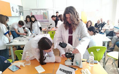 Хуманитарна гимназия залага на природни науки с разширен прием и STEM кабинет