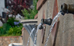 Пият вода с фекалии, пътуват 10 км, за да си купят минерална