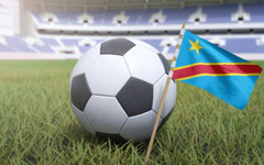 Тъжната съдба на най-странния фен в света човекът-статуя от ДР Конго – Мишел Мболадинга: Гледа неподвижно 13 години, но изпусна Мондиала