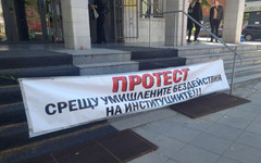 Граждани се събраха пред Съда в Плевен с искане за справедливост по делото за катастрофата, при която загина 12-годишната Сияна