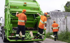 Бездомник се събуди в коша на боклукчийски камион в Солун