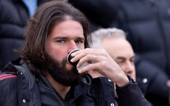 Алисон се е договорил с Ювентус, но не бърза с решението си