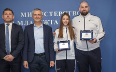 Министър Илиев награди бронзовата медалистка от Световното по таекуондо Дея Пеева