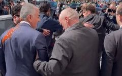 Червена боя почти по главата: Синът на шаха се мъчи да убеди, че е работеща алтернатива за Иран