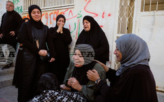 Най-малко четирима палестинци бяха убити при израелски удари в ивицата Газа, заявиха местни медици