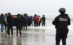 Лондон ще плати почти $900 млн. на Франция за борба с мигрантите с лодки