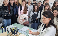 Ученици разгледаха четири отделения в МБАЛ "Св. Пантелеймон" – Ямбол в Световния ден на лабораторните специалисти