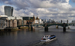 Бюджетният дефицит на Великобритания спадна до шестгодишно дъно, но натискът от войната в Иран се засилва