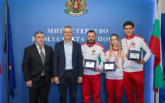 Министър Илиев отличи призьорите ни на Европейското първенство по скокове на батут