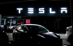 Таксита, роботи, AI: Tesla показва на инвеститорите бъдещето, но в него конкуренцията е силна