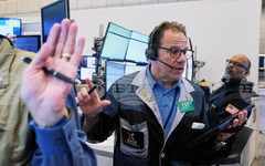 Индексите на Уолстрийт се понижават в началото на търговията, S&P 500 и Nasdaq се отдръпват от рекордните си върхове